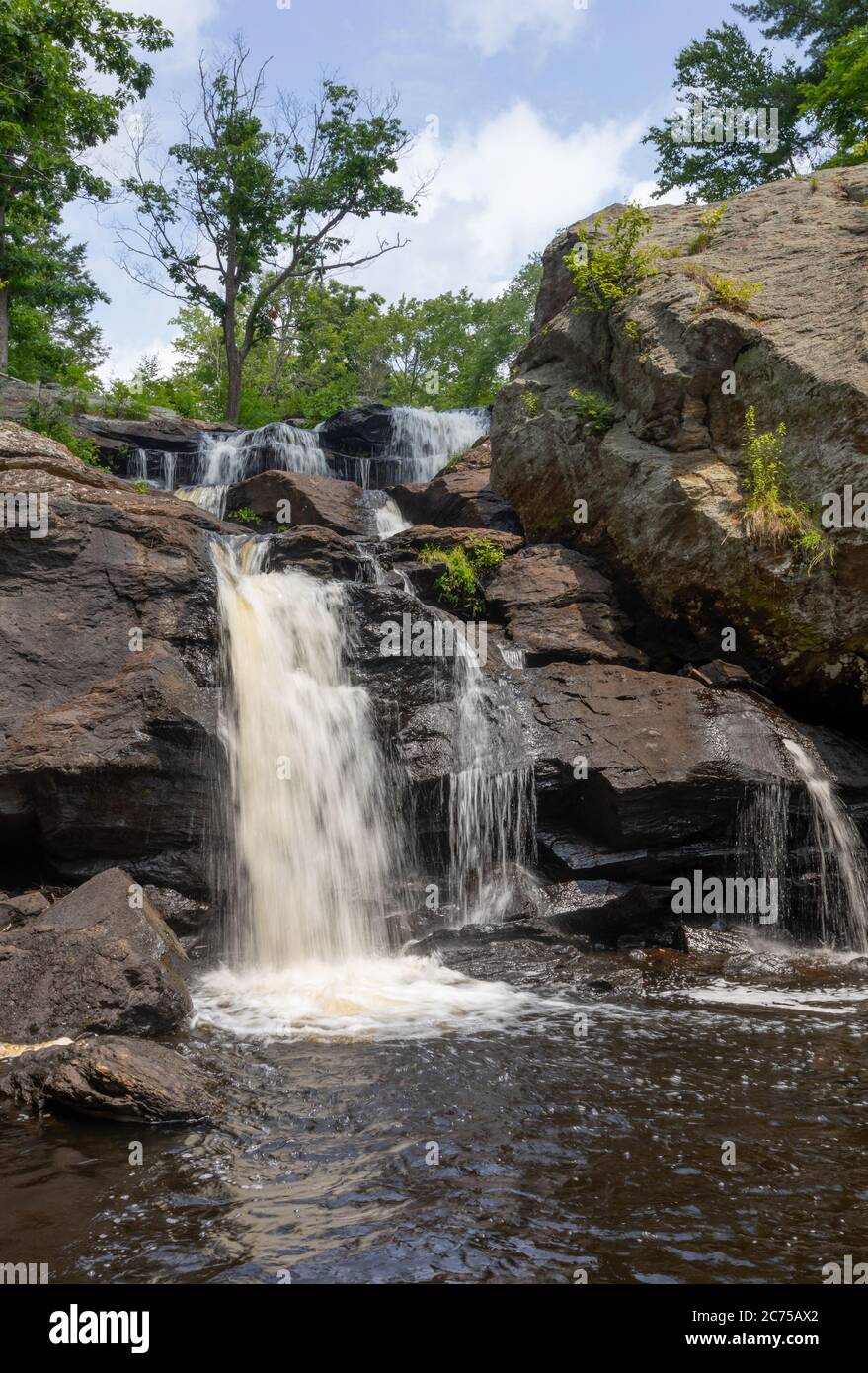 Landschaft mit Wasserfall, Felsen und grünen Bäumen am Eightmile River, Chapman Falls, East Haddam, Connecticut Devil`s Hopyard State Park Stockfoto